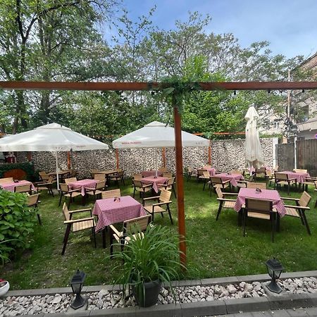 House Of Tourists Garden And More Bucareste Exterior foto